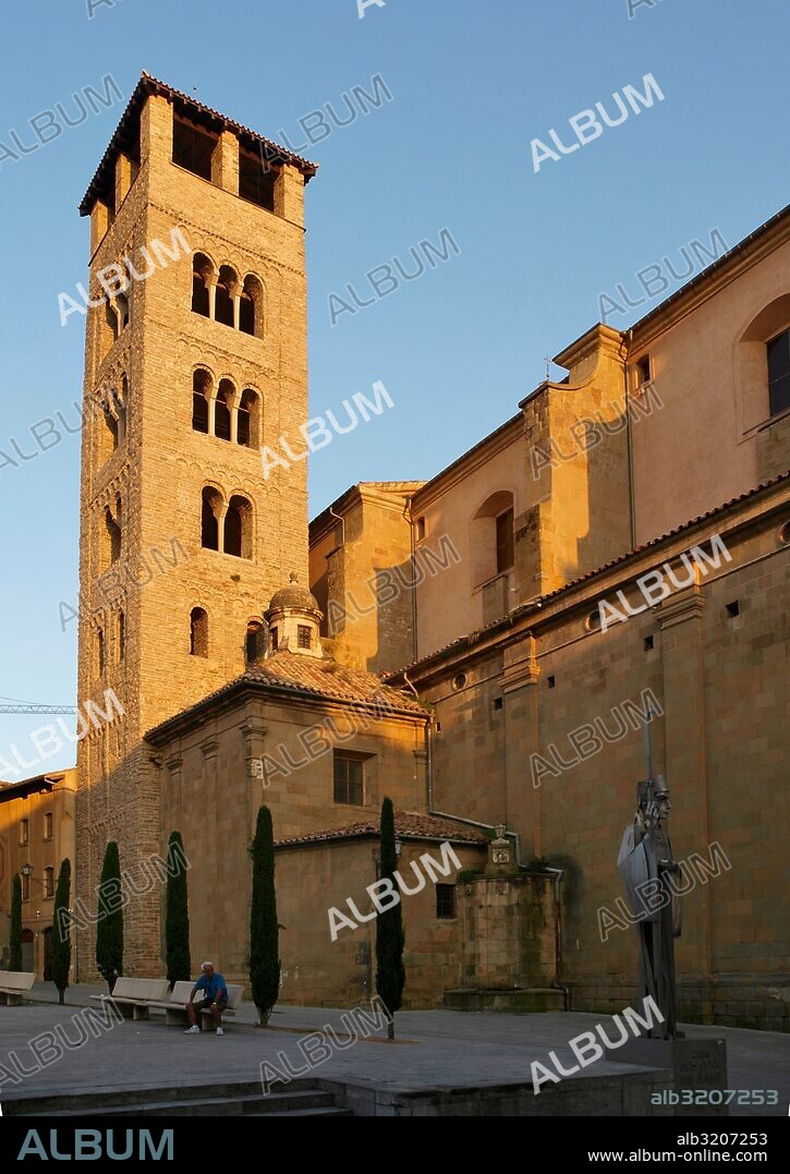 CATEDRAL DE SANT PERE. TORRE Y CAMPANARIO.  VIC, BARCELONA, CATALUÑA, ESPAÑA.