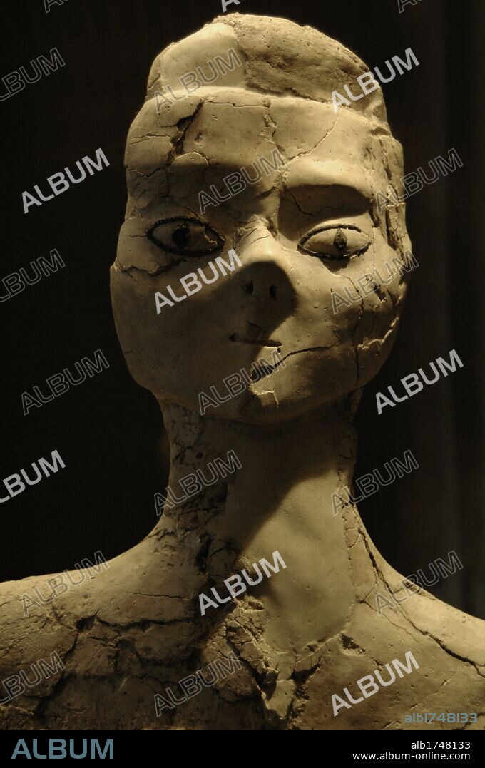 ARTE NEOLITICO. PROXIMO ORIENTE. JORDANIA. Estatua antropomorfa o de forma humana. Escultura prehistórica realizada en yeso pintado y con incrustaciones de concha de cauri y betún. Fechada en el Pre-Cerámico Neolítico. 7º Milenio. Pieza procedente de Ain Ghazal (Jordania). Detalle cabeza. Museo del Louvre. París. Francia.