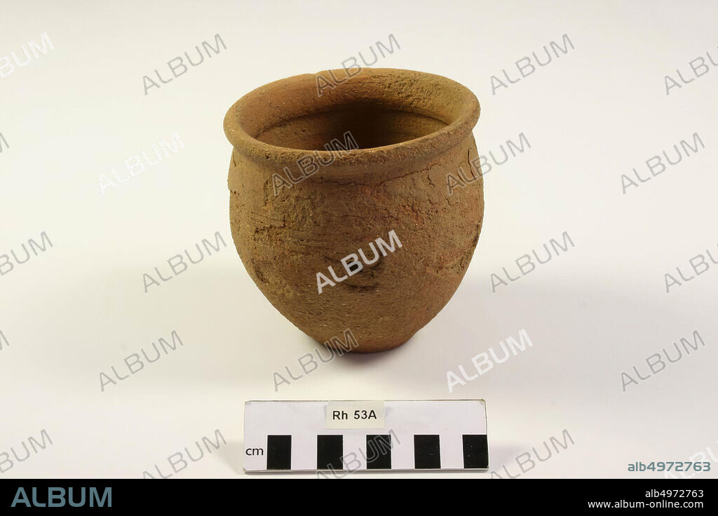 Eipot of rough-walled, Frankish pottery with groove line decoration. Surface damaged, black stain on the belly, 1 hole in the abdomen, egg pot, earthenware (rough walled) (Frankish), h: 11.4 cm, diam: 11.5 cm, vmeb, Netherlands, Utrecht, Rhenen, Rhenen, grave 53.