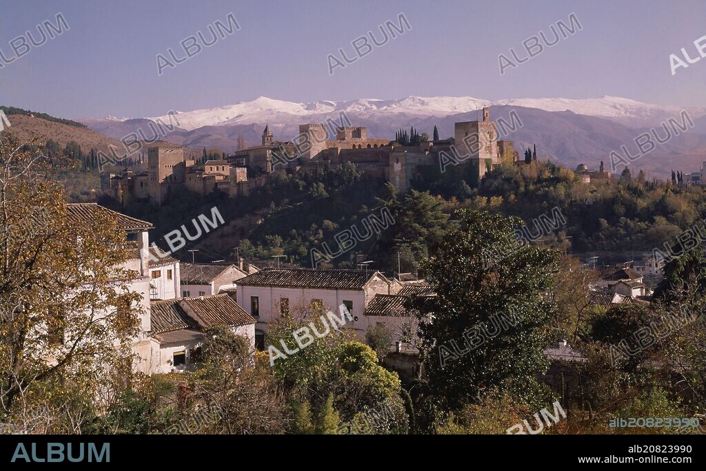 VISTA GENERAL DE LA ALHAMBRA CON SIERRA NEVADA DETRAS CON NIEVE - FOTO AÑOS 60.