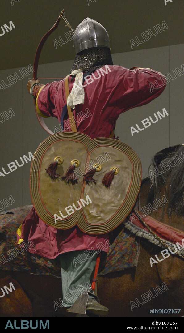 Light cavalryman from the Kingdom of Granada shooting a compound bow. Replica, detail. Army Museum. Toledo, Spain.