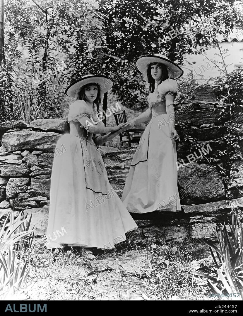 DOROTHY GISH y LILLIAN GISH en LAS DOS HUÉRFANAS, 1921 (ORPHANS OF THE STORM), dirigida por D. W. GRIFFITH. Copyright D.W. GRIFFITH PRODUCTIONS.