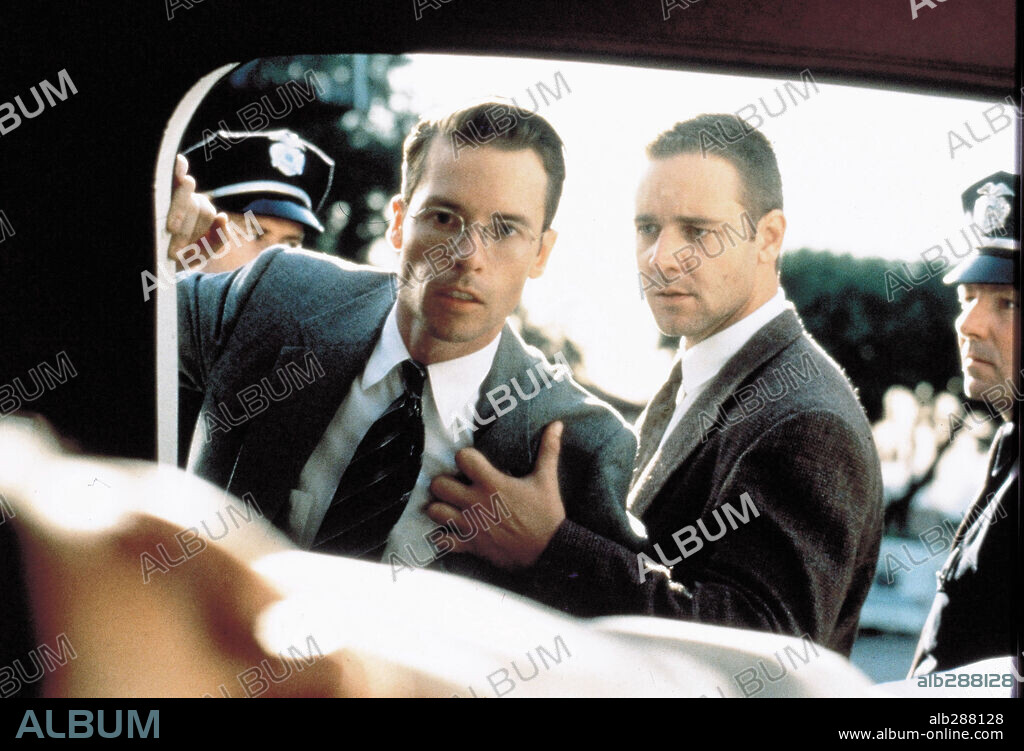 GUY PEARCE y RUSSELL CROWE en L. A. CONFIDENTIAL, 1997, dirigida por CURTIS HANSON. Copyright WARNER BROTHERS.