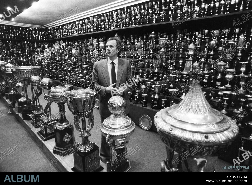 ARKIV - 20 APRIL 1983. Sven-Göran Eriksson i Benficas kassavalv med alla tiotusentalet pokaler 1983, då han var tränare för laget. Eriksson förefaller nu vara klar som ny förbundskapten för engelska landslaget.. Foto: Lasse Jansson Kod: 22. COPYRIGHT SCANPIX SWEDEN.