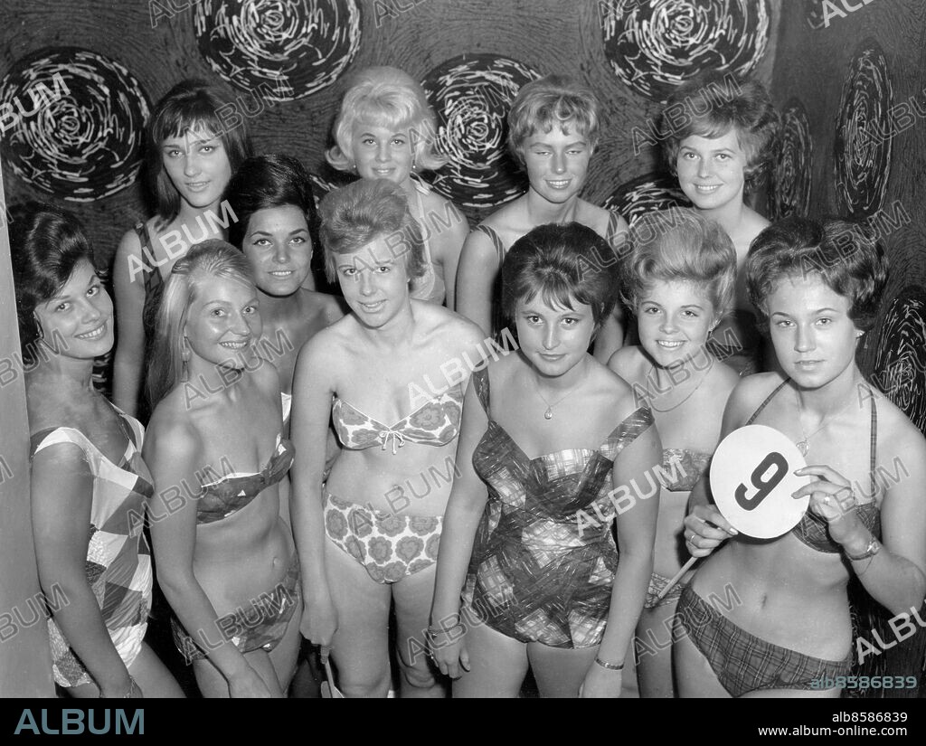 Orig. bildtext... Denna bukett sköna flickor var det som ställde upp till kamp om Badmisstiteln i Kämpinge. Vi ser på bilden: Ann-Kristin Berlin, Anita Hansson, Lisbeth Ljungberg, Birgitta Sjöberg, Birthe Rasmusson, Aase Larsson, Ann-Christin Johansson, Maarja Püss, Gull-Maj Hjertsson, Anita Malmsten och Barbro Persson. Anm. Bikini Baddräkter Mönster Siffror CD652 persons: BARBRO PERSSON;ANITA MALMSTEN;GULL-MAJ HJERTSSON;MAARJA PÜSS;ANN-CHRISTIN JOHANSSON;AASE LARSSON;BIRTHE RASMUSSON;BIRGITTA SJÖBERG;LISBETH LJUNGBERG;ANITA HANSSON;ANN-KRISTIN BERLIN sites: KÄMPINGE;SVERIGE.