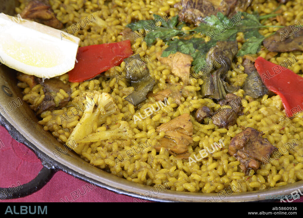 El Pinoso - Pinós; típica paella con conejo y verduras de la huerta.