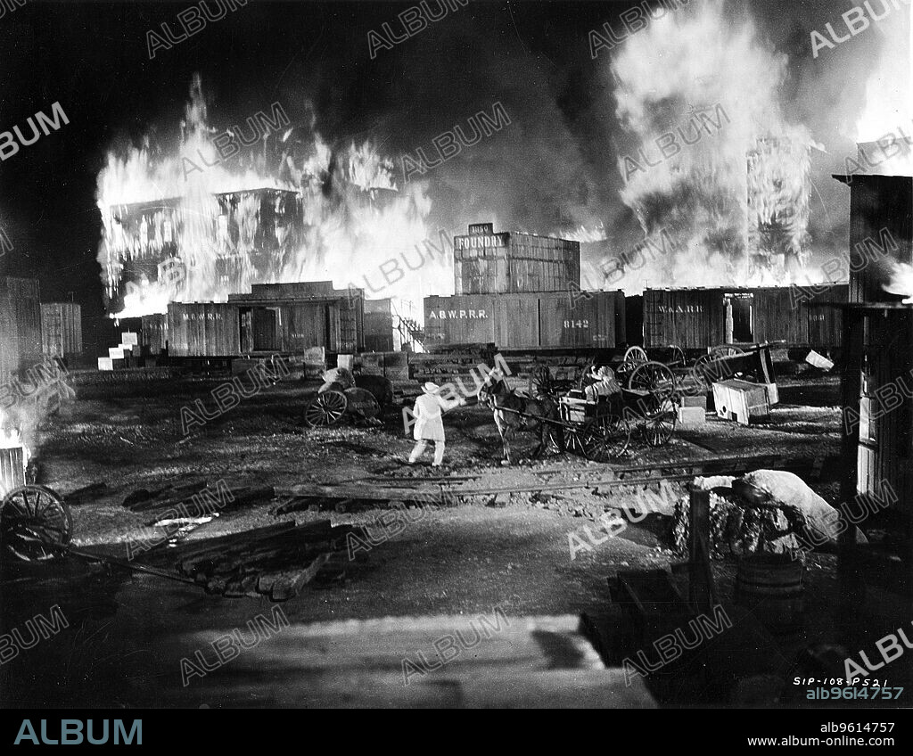 Scene from 'Gone With The Wind', 1939. Still showing part of the burning of Atlanta sequence. MGM film based on the novel of the American Civil War by Margaret Mitchell, screenplay by Sidney Howard. Producer: David O Selznick. Director: Victor Fleming.