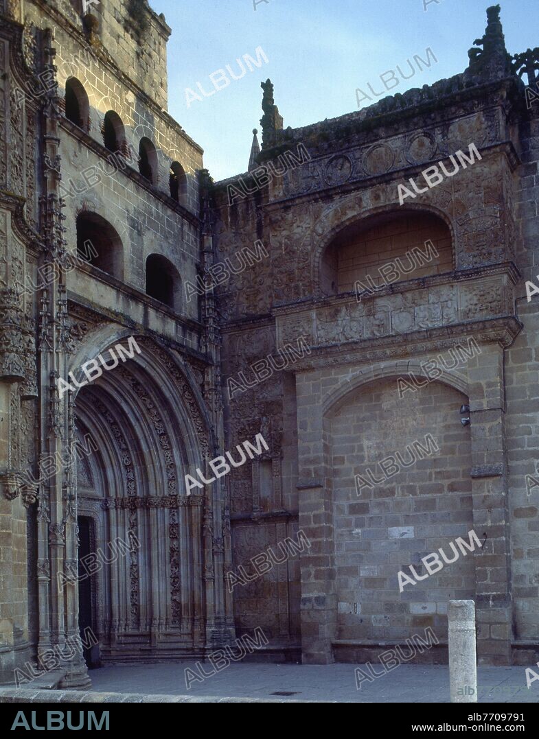 1506) MARTIN SOLORZANO (S. XV –?. PORTADA NORTE DE LA CATEDRAL DE CORIA TARDOGOTICA DEL SIGLO XVI JUNTO AL BALCON DE LAS RELIQUIAS CON DECORACION PLATERESCA.