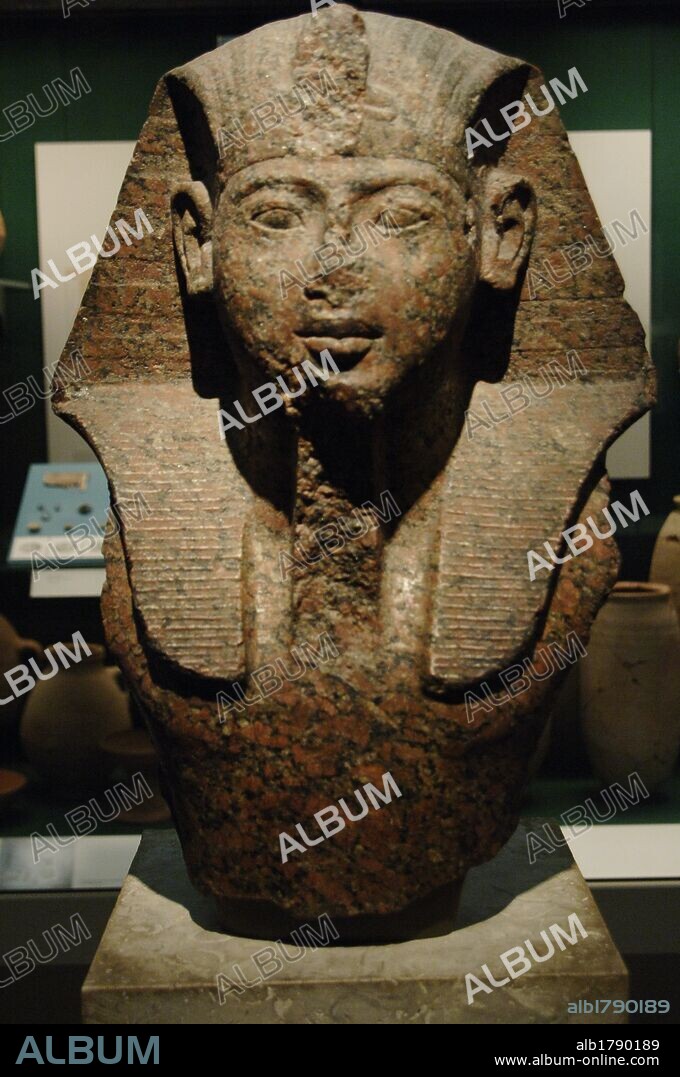 ARTE EGIPCIO. IMPERIO NUEVO. DINASTIA XIX. BUSTO DE FARAON fechado hacia el año 1250 a. C. Esculpido en granito rojo porta atributos reales en la cabeza. Posiblemente representa a Ramses II. Museo Británico. Londres. Inglaterra. Reino Unido.