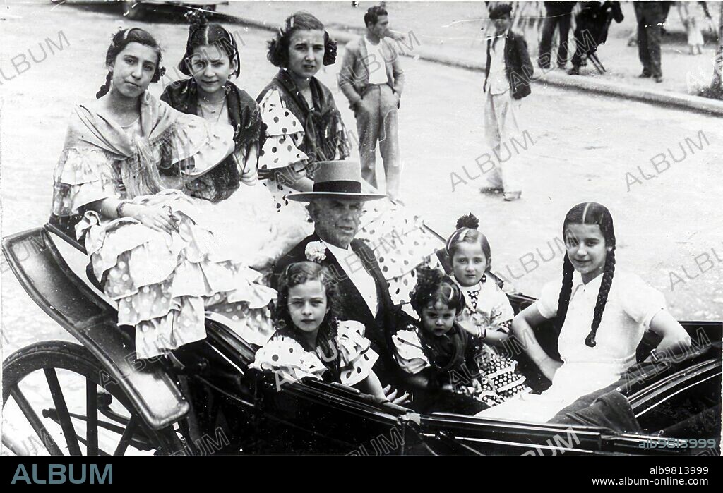 Córdoba, 1910. (Ca.).  El torero Rafael Guerra, "Guerrita", con su familia en coche de caballos en la Feria de Córdoba.