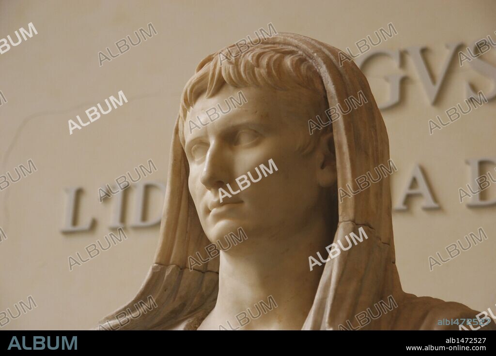 AUGUSTO, Cayo Julio Cesar Octaviano (Roma,61 a. C. -Nola,14 d. C.). Primer emperador romano e hijo adoptivo y heredero de César. Su gobierno significó toda una serie de reformas que afectó a la reorganización del Senado y a la jerarquización de las clases sociales. ESTATUA DEL EMPERADOR REPRESENTADO COMO PONTIFEX MAXIMUS. Museo Nacional Romano. Roma. Italia.