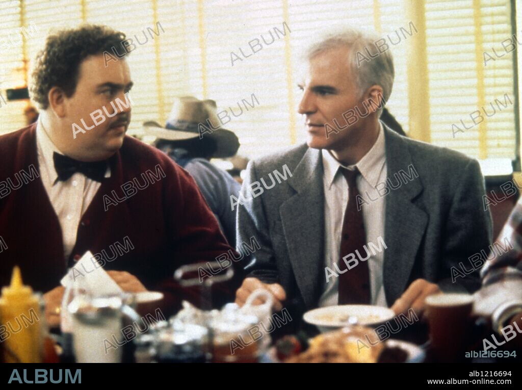 JOHN CANDY y STEVE MARTIN en MEJOR SOLO QUE MAL ACOMPAÑADO, 1987 (PLANES, TRAINS & AUTOMOBILES), dirigida por JOHN HUGHES. Copyright PARAMOUNT PICTURES.