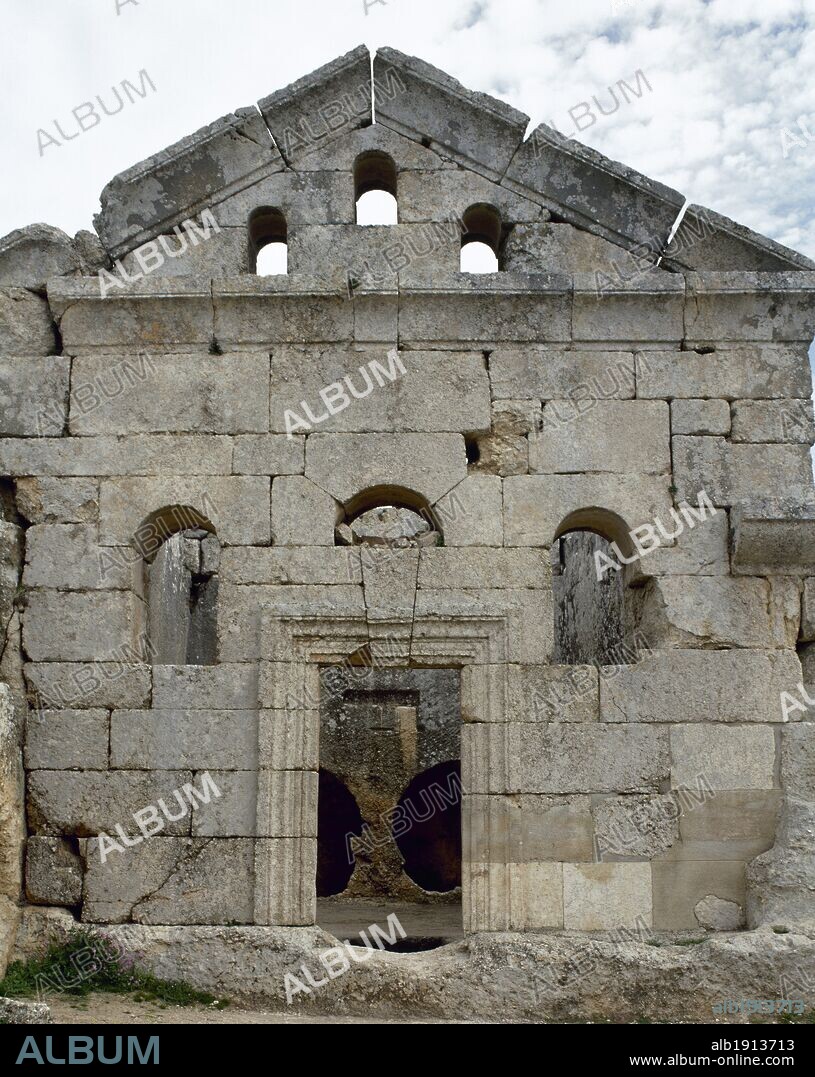 ARTE BIZANTINO. SIGLO V. SIRIA. BASILICA DE SAN SIMEON (476-491). Consta de cuatro basílicas independientes dispuestas en forma de cruz alrededor de la columna sobre la que el místico pasó gran parte de su vida. Detalle de una CAPILLA FUNERARIA. Alrededores de Alepo.