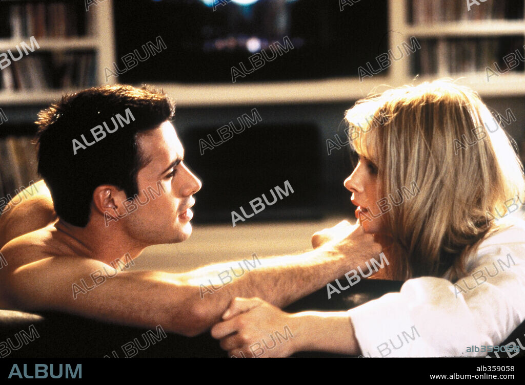 FREDDIE PRINZE JR. y MONICA POTTER en CÓMO PERDER LA CABEZA, 2001 (HEAD OVER HEELS), dirigida por MARK WATERS. Copyright MCA/UNIVERSAL PICTURES / LEDERER, JOSEPH.