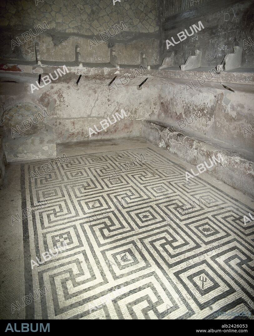 ARTE ROMANO. ITALIA. TERMAS URBANAS. Construídas en el primer periodo augusto (10 a. C.). Se subdividen en secciones para hombre y mujeres. Interior de la sala "TEPIDARIUM" FEMENINO con repisas para la lencería y pavimento cubierto de MOSAICO de teselas blancas y negras con dibujo geométrico. HERCULANO. La Campania.
