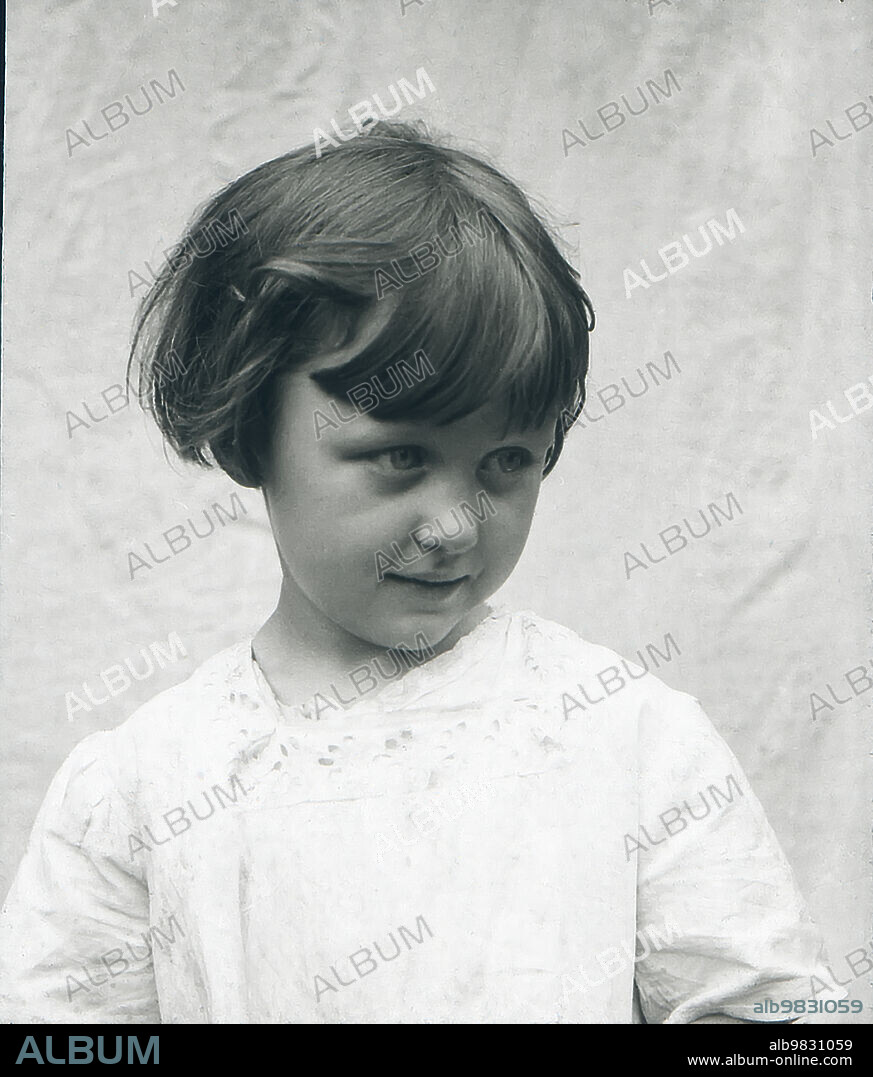 Portrait of the head and shoulders of a young girl in Victorian/Edwardian times.