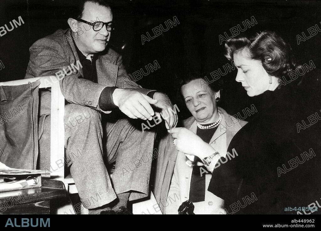 JOSEPH L. MANKIEWICZ in THE BAREFOOT CONTESSA, 1954, directed by JOSEPH L. MANKIEWICZ. Copyright UNITED ARTISTS. Off Set /Joseph L. Mankiewicz talking with his sister Erna Stenbuck and Lauren Bacall, wife of Humphrey Bogart.