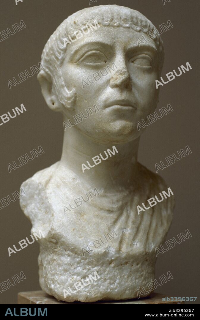 "La Gitana" o "La Gitanilla". Retrato en mármol de una joven romana. Su peinado, con flequillo de mechones en forma de ese y terminando en dos patillas le han dado el sobrenombre. Siglo I d. C. Busto, altura: 42 cm. y anchura: 24 cm. Museo Nacional de Arte Romano. Mérida. Provincia de Badajoz. Extremadura. España.