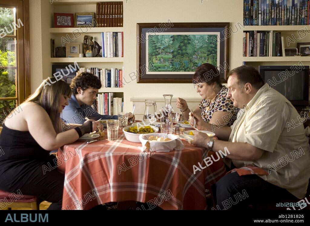 ADAM JEZIERS, FERNANDO ALBIZU, MARTA MARTIN y TETE DELGADO en GORDOS, 2009, dirigida por DANIEL SANCHEZ AREVALO. Copyright FILMANOVA.
