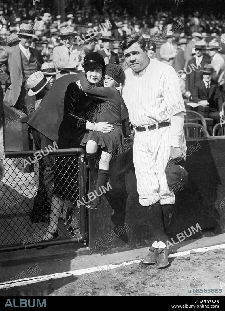 Orig. bildtext... MRS. BABE RUTH DEAD! Watertown, Mass.- Mrs. Helen Woodford Ruth, estranged wife of George Herman Babe Ruth, America's best known baseball idol, lost her life last friday night in a fire which swept the suburban home of Dr. Edward H. Kinder, in Watertown, Mass. Photo shows Babe Ruth, Mrs. Ruth and their daughter Dorothy, as a recent World Series game. Anm. Babe Ruth, eg G H Ruth, 1895-1948, amerikansk baseballspelare. Gift med H Woodford 1914-1925. Basebollkläder Randigt Kepsar Idrottsmän Tävlingar Kramar Trio CD521 persons: GEORGE HERMAN RUTH;DOROTHY RUTH;HELEN WOODFORD RUTH sites: WATERTOWN;USA.