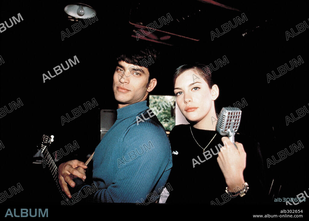 JONATHON SCHAECH y LIV TYLER en THE WONDERS, 1996 (THAT THING YOU DO), dirigida por TOM HANKS. Copyright 20TH CENTURY FOX / CARUSO, PHILLIP.