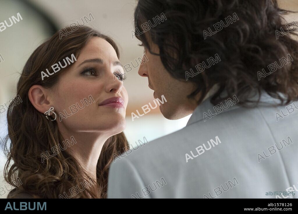 JENNIFER GARNER and RUSSELL BRAND in ARTHUR, 2011, directed by JASON WINER. Copyright WARNER BROS. PICTURES.
