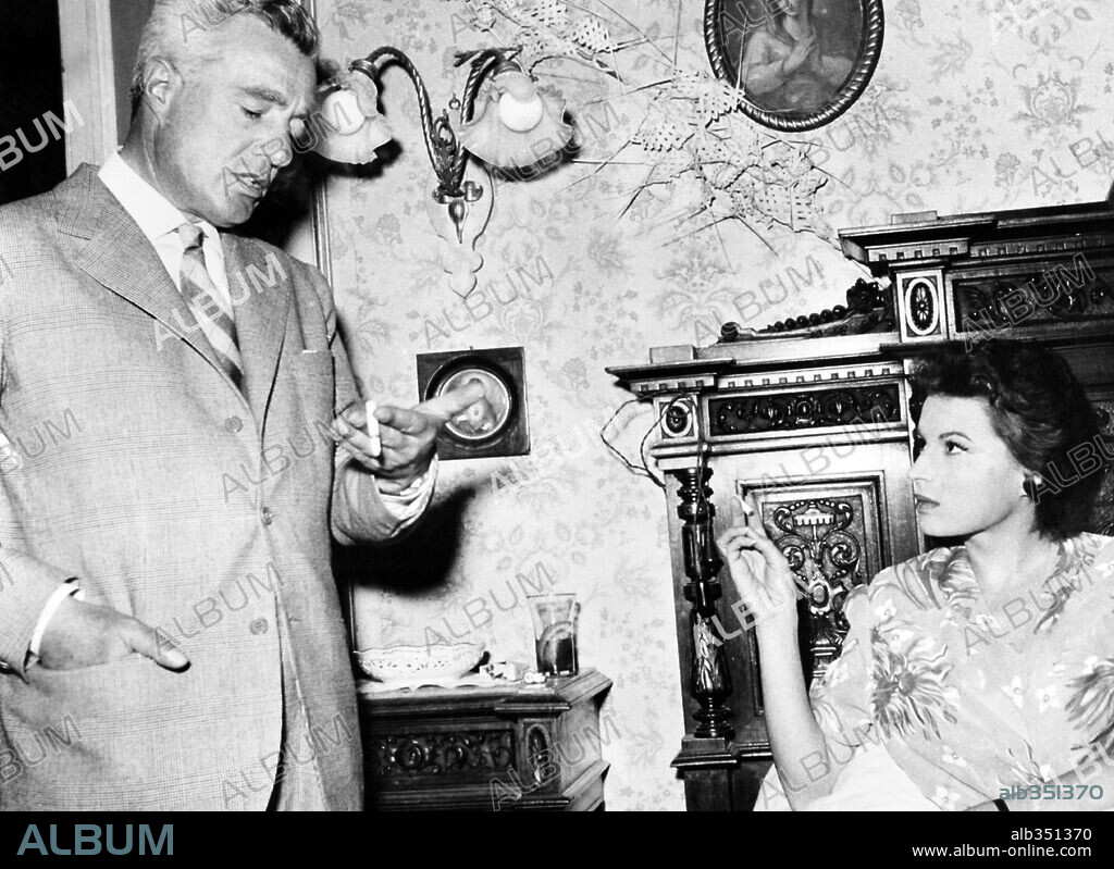 SILVANA MANGANO and VITTORIO DE SICA in THE GOLD OF NAPLES, 1954 (L' ORO DI NAPOLI), directed by VITTORIO DE SICA. Copyright PARAMOUNT PICTURES.