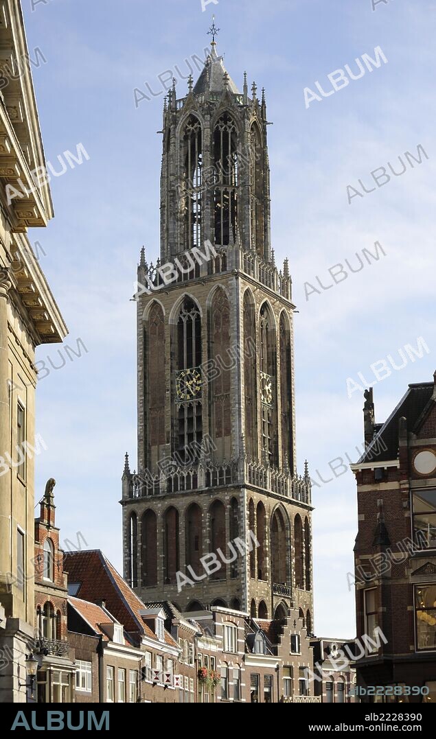 PAISES BAJOS. UTRECHT. Catedral de San Martín o Catedral de Utrecht. Edificio gótico medieval, convertido al culto protestante desde 1580. Detalle de la Torre Dom, campanario construida entre 1321-1382 y de 112 m. de altura.