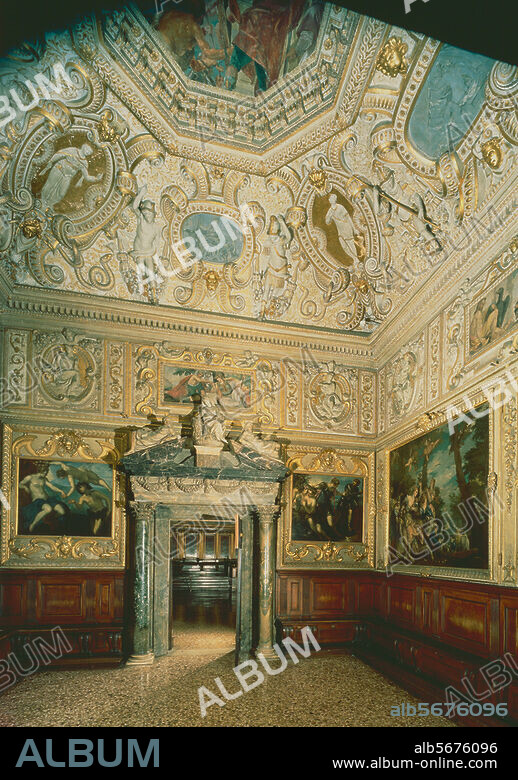 Venice (Italy), Palace of the Doge. Sala dell'Anticollegio. (3rd floor, connecting room between the Sala delle Quattro Porte and the Sala del Collegio; ceiling by Vincenzo Scamozzi; door sculptures by A. Vittoria). interior view. Photo.