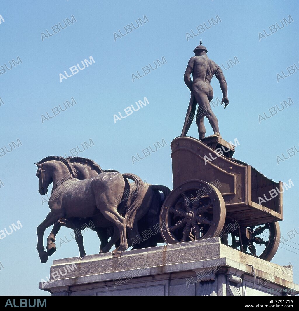 HIGINIO BASTERRA (1876-1957). CUADRIGA QUE REMATA UNO DE LOS TORREONES DEL EDIFICIO - 1922 - FOTO AÑOS 60.