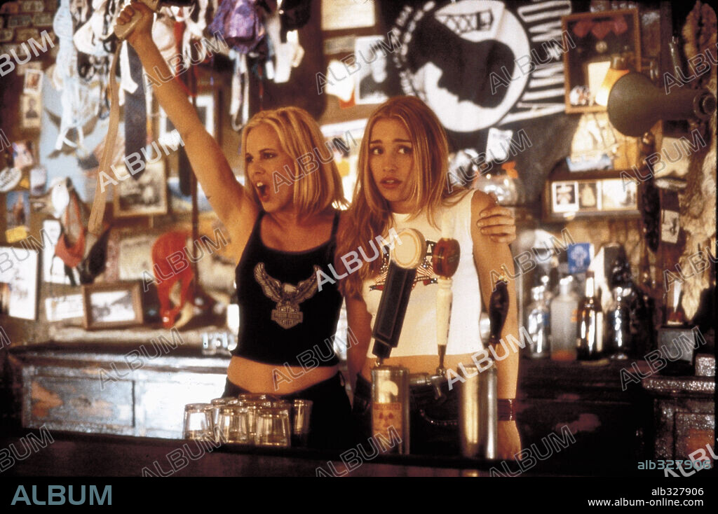 MARIA BELLO y PIPER PERABO en EL BAR COYOTE, 2000 (COYOTE UGLY), dirigida por DAVID MCNALLY. Copyright TOUCHSTONE PICTURES / MASI, FRANK.