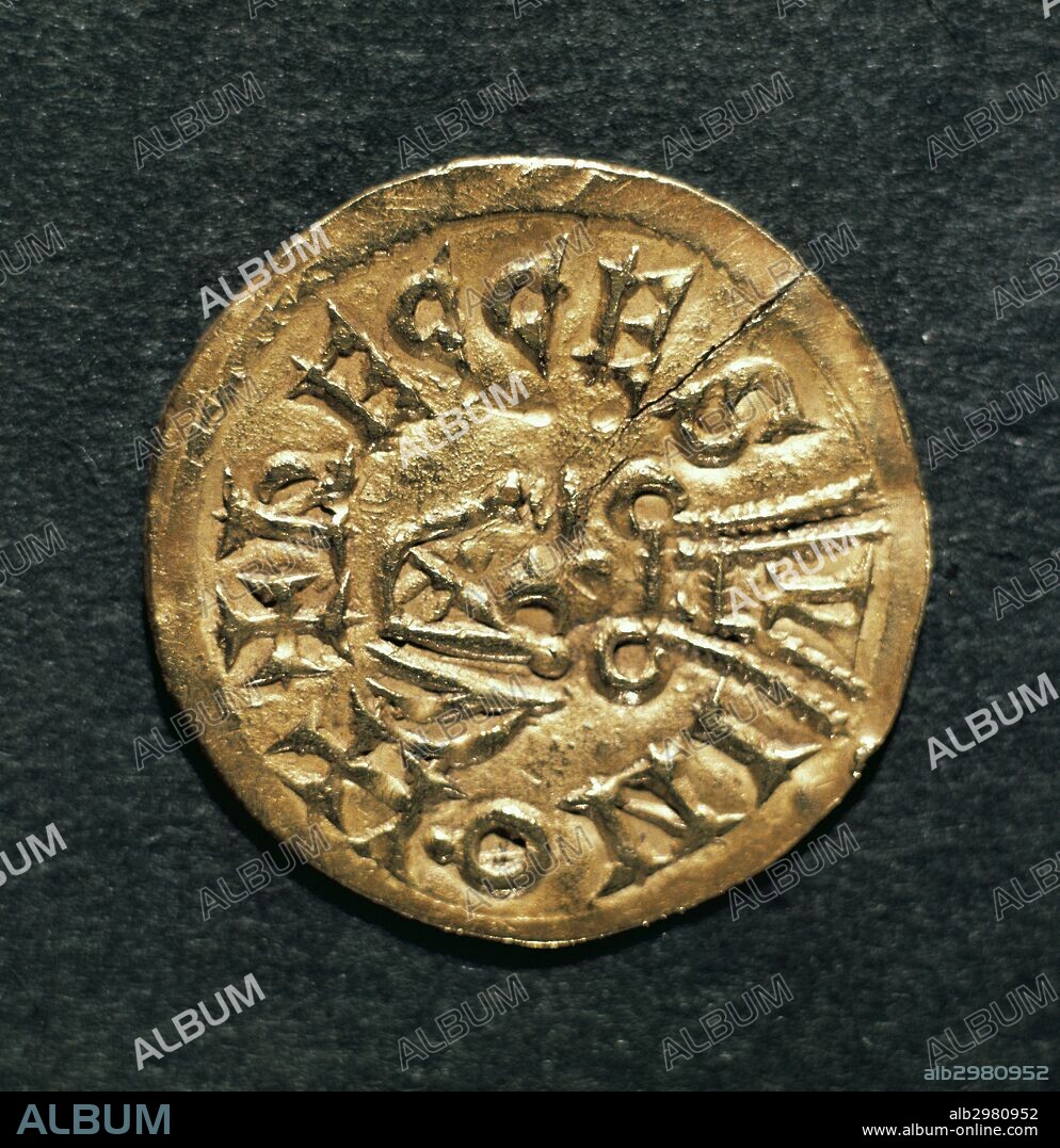 EPOCA VISIGODA. ESPAÑA. MONEDA DE ORO. Corresponde al período de unificación peninsular (siglos V-VIII). La moneda visigoda, más que un instrumento monetario, era un signo de poder territorial, por lo que figuraba el nombre del rey y el lugar de acuñación. A Cataluña se le atribuye la derivación de "gotha land" (tierra de godos). Gabinet Numismàtic de Catalunya. Museu Nacional d'Art de Catalunya. Barcelona.