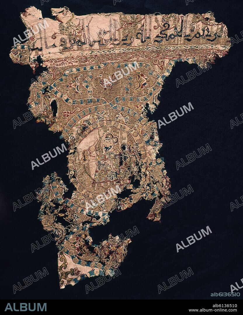 DETALLE DE LA MORTAJA O ALJUBA DEL CONDE SANCHO GARCIA - SIGLO X - TELA ADORNADA CON EL AZOR Y EL CABALLO.