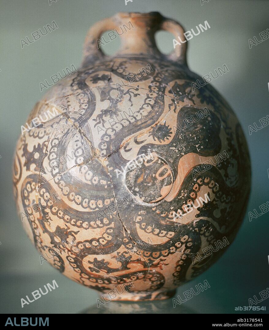 Cretan clay flask with marine style decoration (octopus). Neopalatial period (1500-1450 BC). Palaikastro Palace. Crete, Greece. Heraklion Archaeological Museum. Crete, Greece.