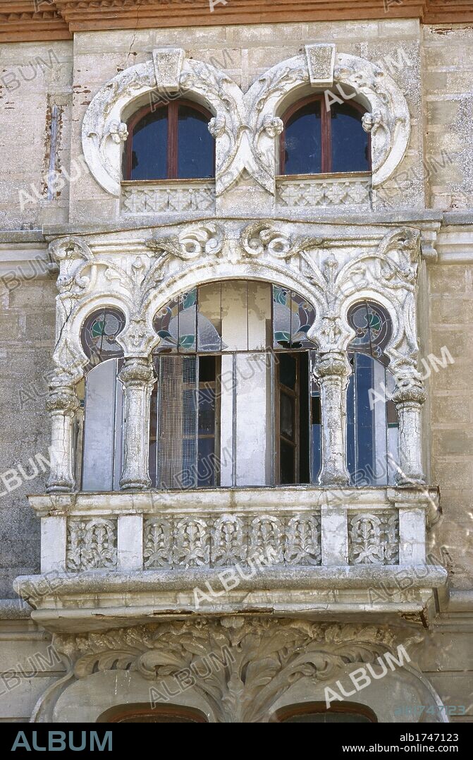ARTE S. XIX. MODERNISMO. ESPAÑA. CASA CARDONA. Edificio en el que destaca la fachada con exuberantes adornos de carácter vegetal. Está considerada como el máximo exponente del modernismo en toda la provincia. Situada en la Plaza de Jesús el Nazareno. DETALLE DEL BALCON FUENTE OBEJUNA. Comarca del Alto Guadiato. Provincia de Córdoba. Andalucía.