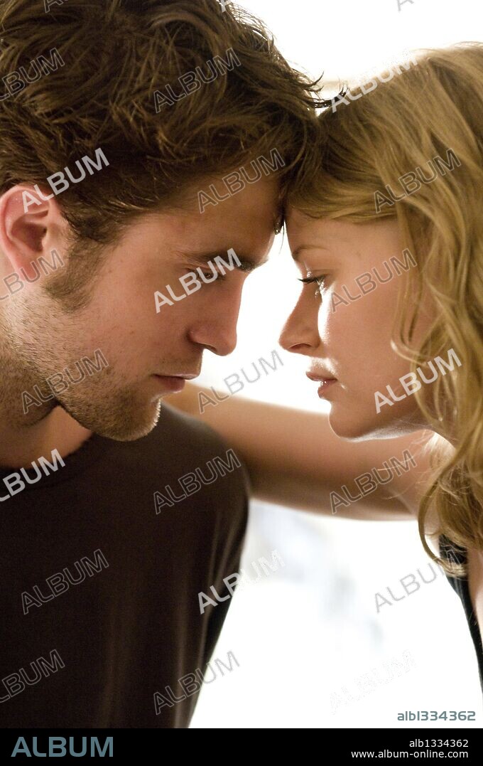 EMILIE DE RAVIN y ROBERT PATTINSON en RECUERDAME, 2010 (REMEMBER ME), dirigida por ALLEN COULTER. Copyright UNDERGROUND FILMS AND MANAGEMENT.