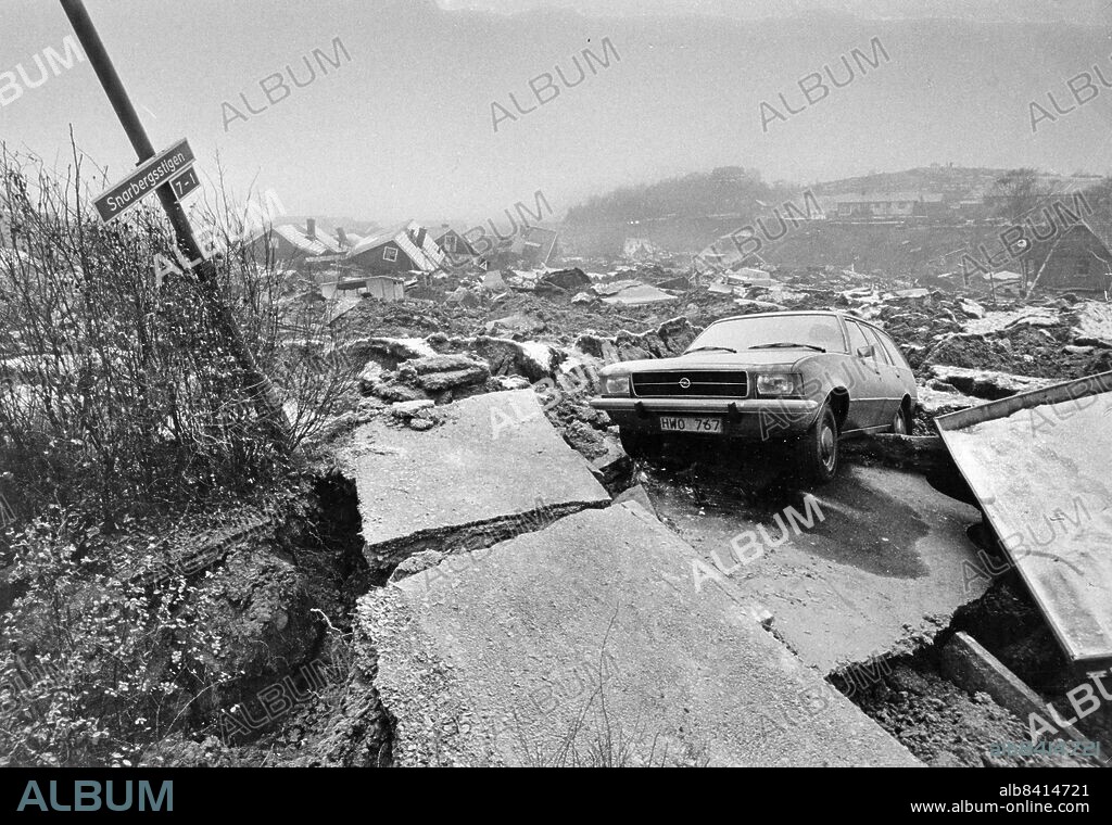 TUVE 1977-12-01. Husruiner och illa tilltygade bilar bland rasmassorna dagen efter det kraftiga jordskred som drabbade villa- och radhusområdet i Tuve på Hisingen i Göteborg 30:e november 1977 där nio personer omkom och ett åttiotal skadades i rasmassorna. Omkring 700 personer blev hemlösa då ett sextiotal hus förstördes.. Foto: Leif Engberg / TT / Kod: 15. **SvD OUT**.