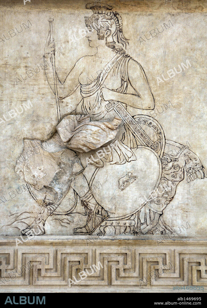 ARTE ROMANO. ITALIA. ARA PACIS AUGUSTAE. Altar levantado por Augusto para conmemorar el final de las luchas, dedicado a la diosa de la paz. Vista de uno de los dos relieves del fronal este, en muy mal estado de conservación. Representación simbólica de ROMA (personificada como mujer) con su armas. Campo de Marte. ROMA. Europa.
