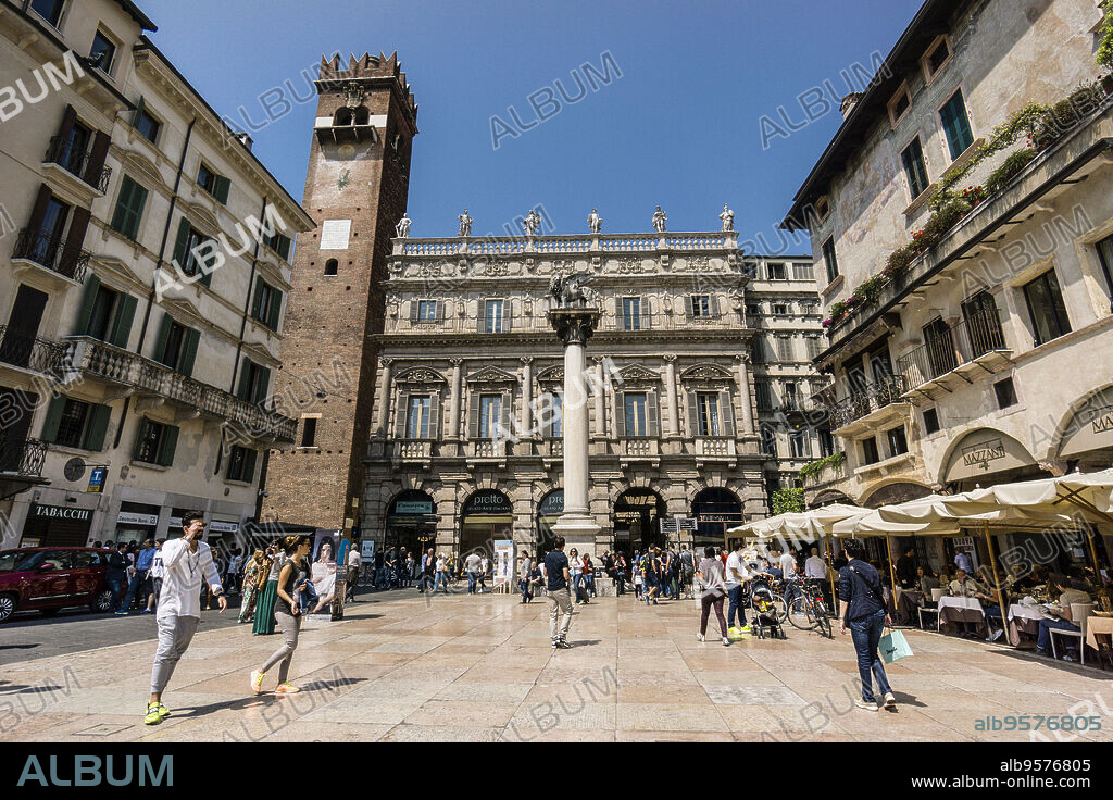 leon de San Marcos, simbolo de la republica de venecia frente al Palazzo Maffei , , Piazza delle Erbe , Verona, patrimonio de la humanidad, Veneto, Italia, Europa.