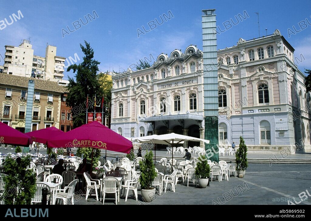 Murcia, Teatro de Romea y terraza de bar.