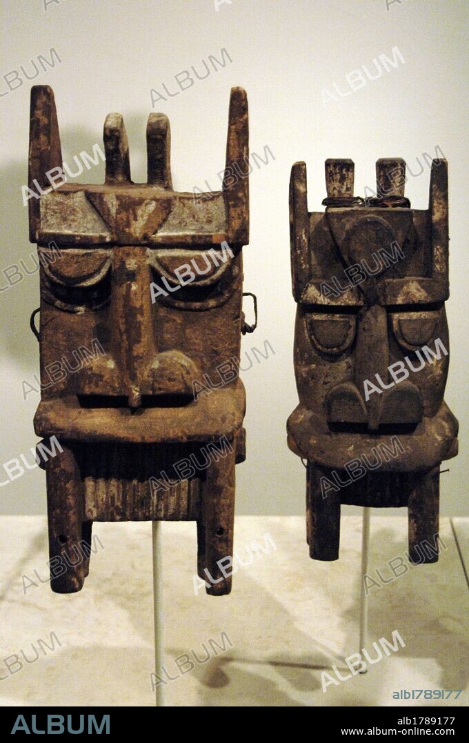 ARTE AFRICANO. S. XX. ETNIA IJO. KALABARI. NIGERIA. MASCARAS OTOBO en madera y pigmento. Simbolizan al HIPOPOTAMO, uno de los espíritus del agua. Se coloca sobre la cabeza y se pasea sobre las aguas simulando la aparición de los espíritus. Museo Británico. Londres. Inglaterra. Reino Unido.