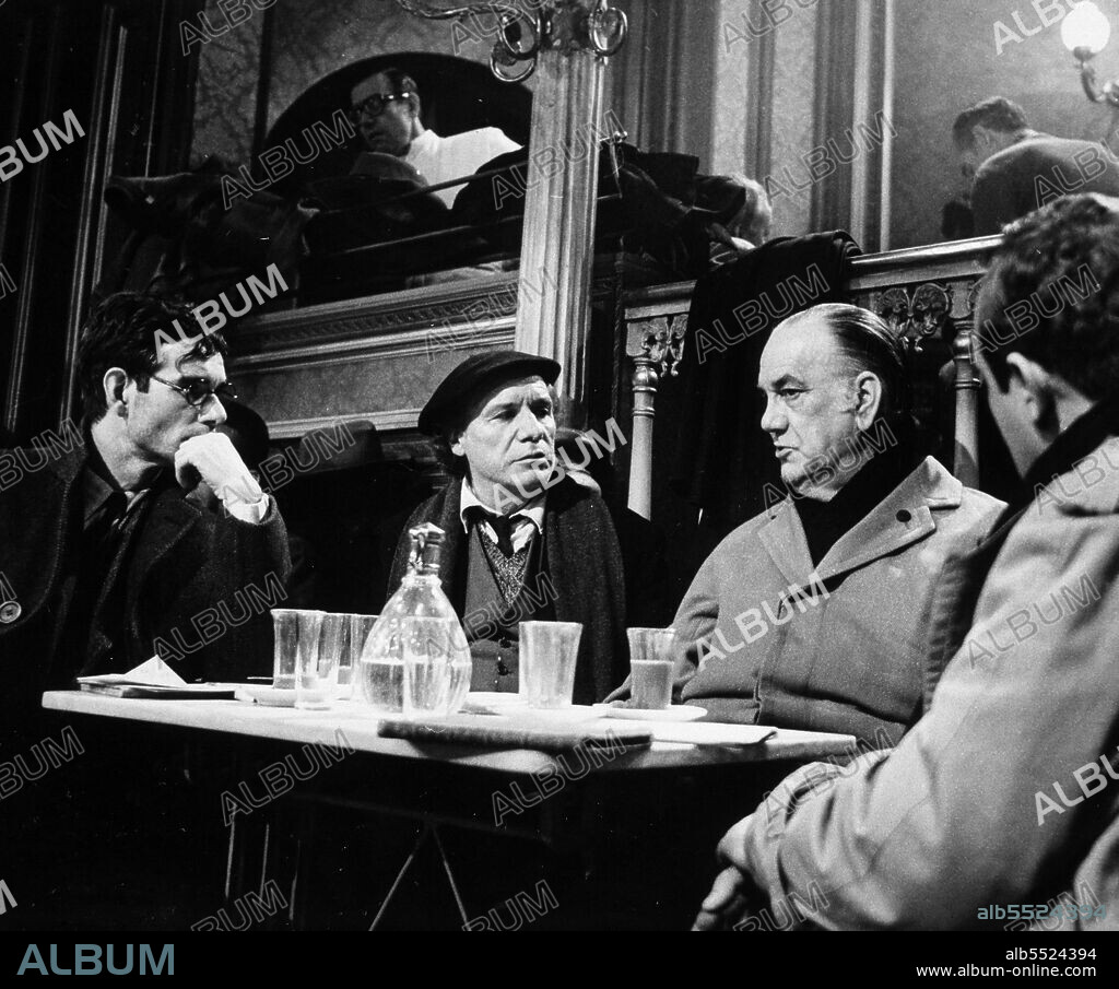 CELA , CAMILO JOSE. ESCRITOR ESPAÑOL PADRON 1916 - 2001. FOTOGRAMA DE LA PELICULA " LA COLMENA " ,1982 ADAPTACION DE UNA OBRA SUYA , DIRIGIDA POR MARIO CAMUS.