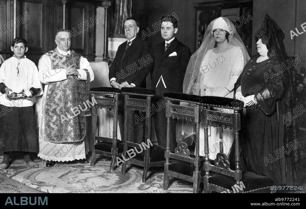 Julio 1922. Madrid. En la parroquia de nuestra Señora de los Dolores. Boda de la Señorita María del Carmen García y Bernaldo de Quirós con don José María Vidal y Masso.