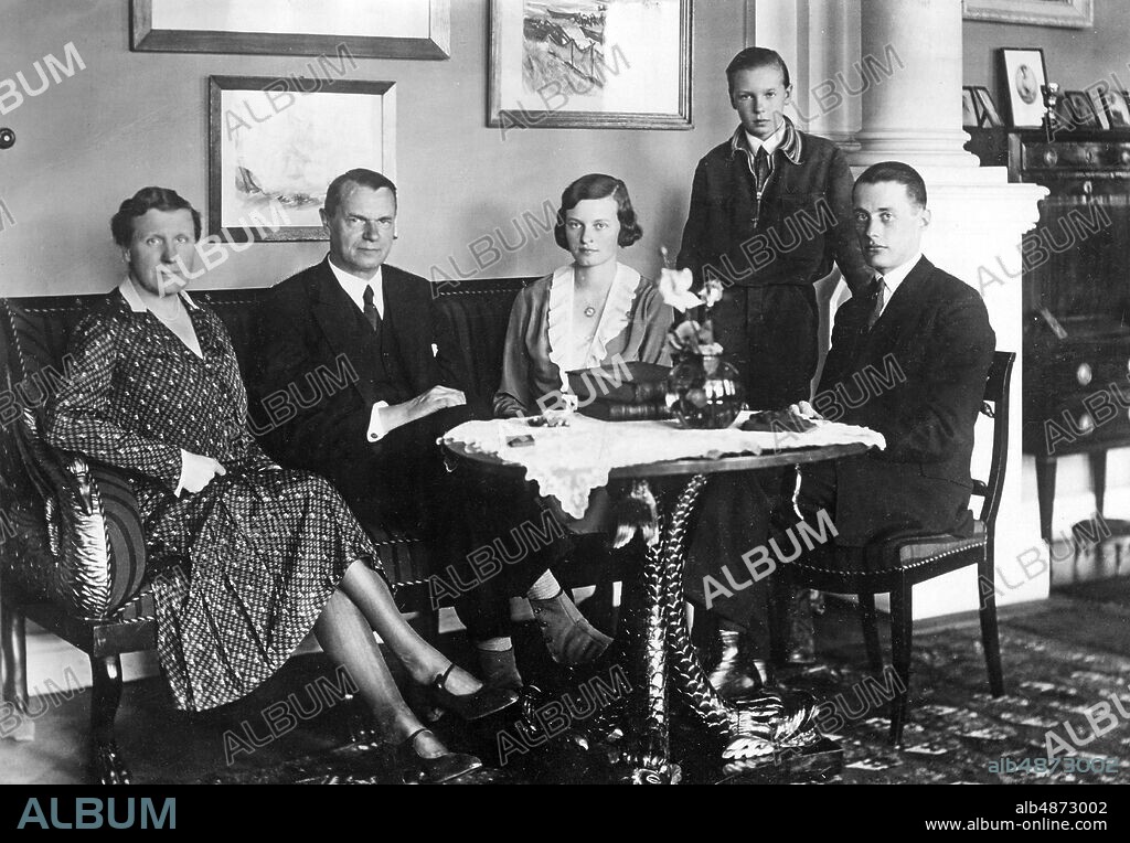 GERMANY BERLIN 1931. Orig. caption ... LATEST RECORD OF THE BERLIN MAYOR OF MEMBERS WITH HIS FAMILY. The newly appointed Berlin Oberbürgermeister Dr. Heinrich Sahm, Frau Dora Sahm, Ulrich Wilhelm Graf von Schwerin-Sartowitz, Marianne Gräfin von Schwerin geb. Sahm, Heinz-Ulrich Sahm. Photo: Atlantic Photo-Gesellschaft / AB Text & Bilder / SVT / Code: 5600 Folder: Sahm, Heinrich Berlin's mayor 4059 H Sahm, 1877-1939, mayor of Berlin 1931-35 persons: HEINRICH SAHM; DORA SAHM; ULRICH WILHELM VON SCHWERIN -SARTOWITZ; MARIANNE VON SCHWERIN; HEINZ-ULRICH SAHM sites: BERLIN; GERMANY PhotoDate: 1931 - ?? - ??.