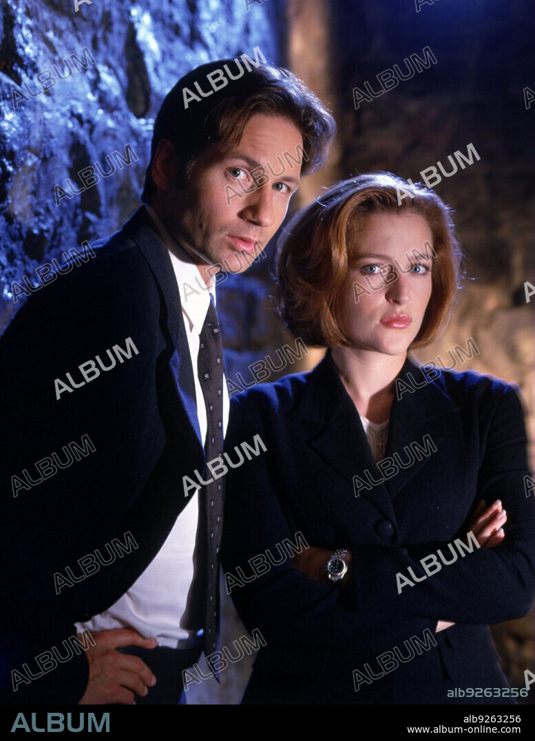 DAVID DUCHOVNY und GILLIAN ANDERSON in AKTE X - DIE UNHEIMLICHEN FÄLLE DES FBI, 1993 (THE X FILES), unter der Regie von CHRIS CARTER, DAVID NUTTER und ROB BOWMAN. Copyright FOX FILMS.