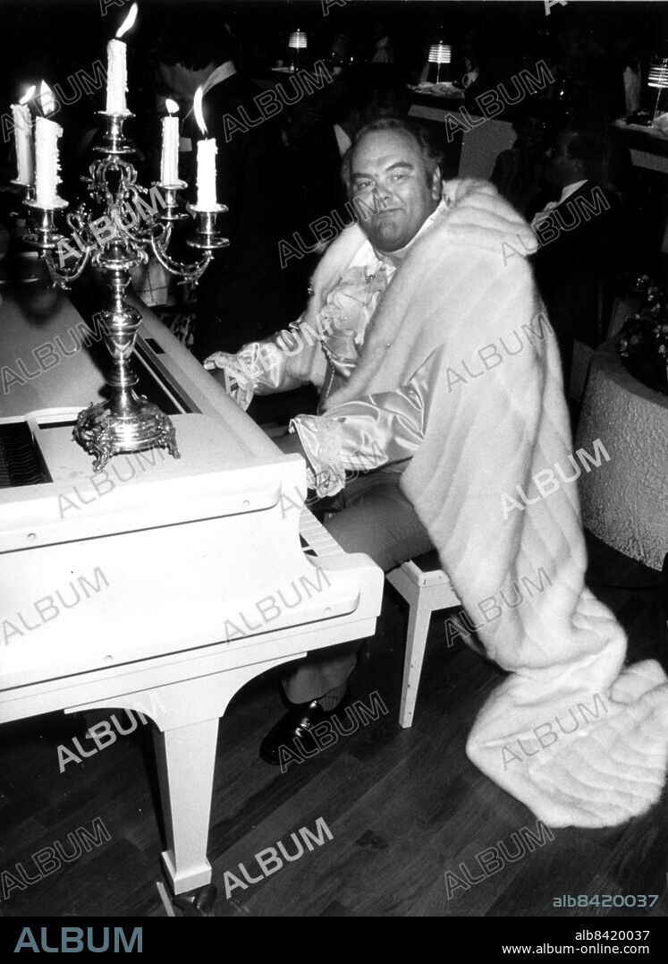 Jan Tollarparn Eriksson uppklädd till Liberace vid Kronprinsens 20-års jubileum i Malmö. Eriksson Jan Tollarparn musik Scen 1981. Malmö Restauranger Kronprinsen 1981. (c) Sydsvenskan / IBL.