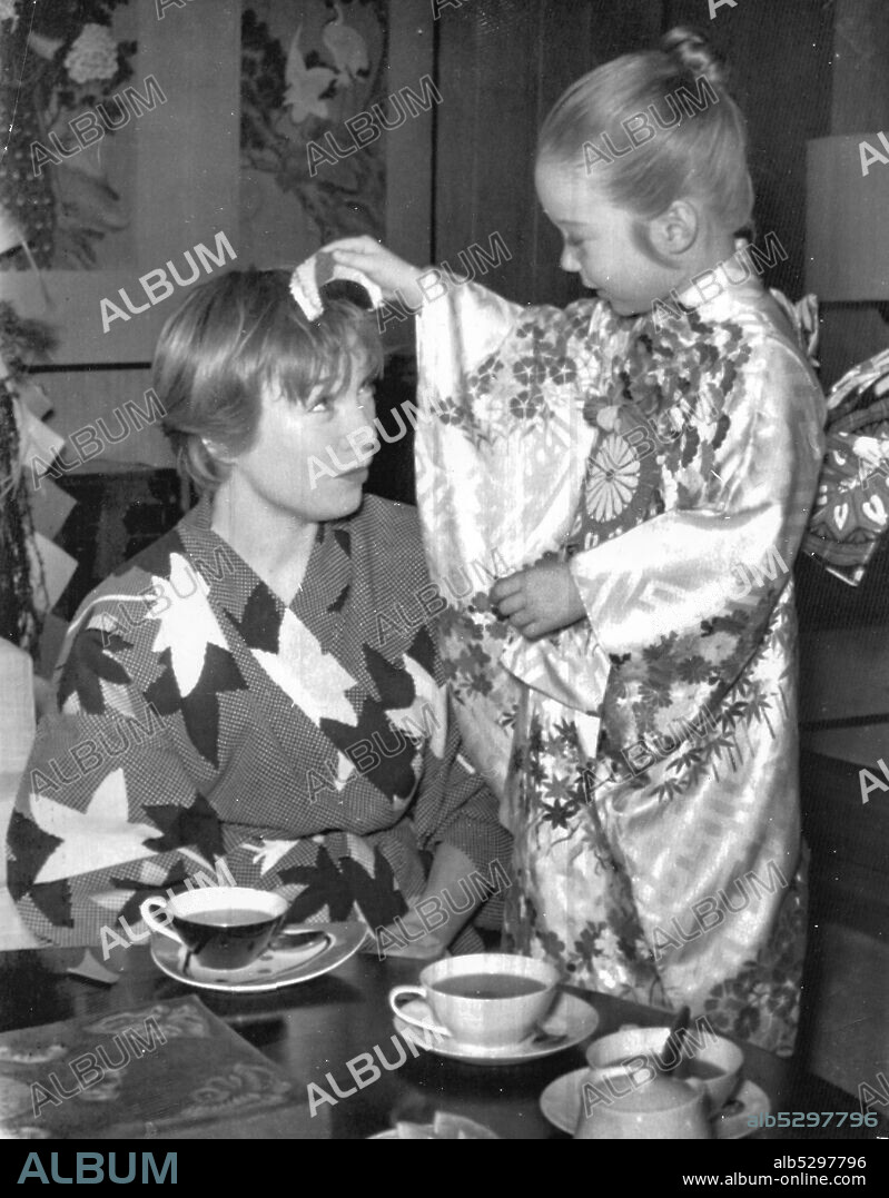 Shirley maclaine with daughter sachi parker. 60s. (Photo by: Marka/Universal Images Group via Getty Images).