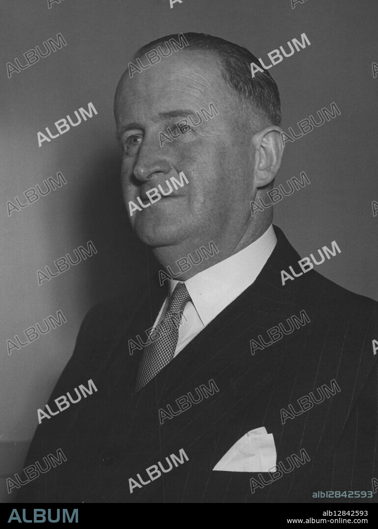 The Lord Mayor of Melbourne, Iderman William J. Brens, photographed before he left Mascot this morning on the B.C.P.A., plane. Alderman is going to the coronation but will spend three weeks first, in America and Canada and will visit New York, Denver and Ottawa to inspect parking arrangements and public utilities and in particular improvements in bridge construction. May 20, 1953. (Photo by Hugh Ross/Fairfax Media).