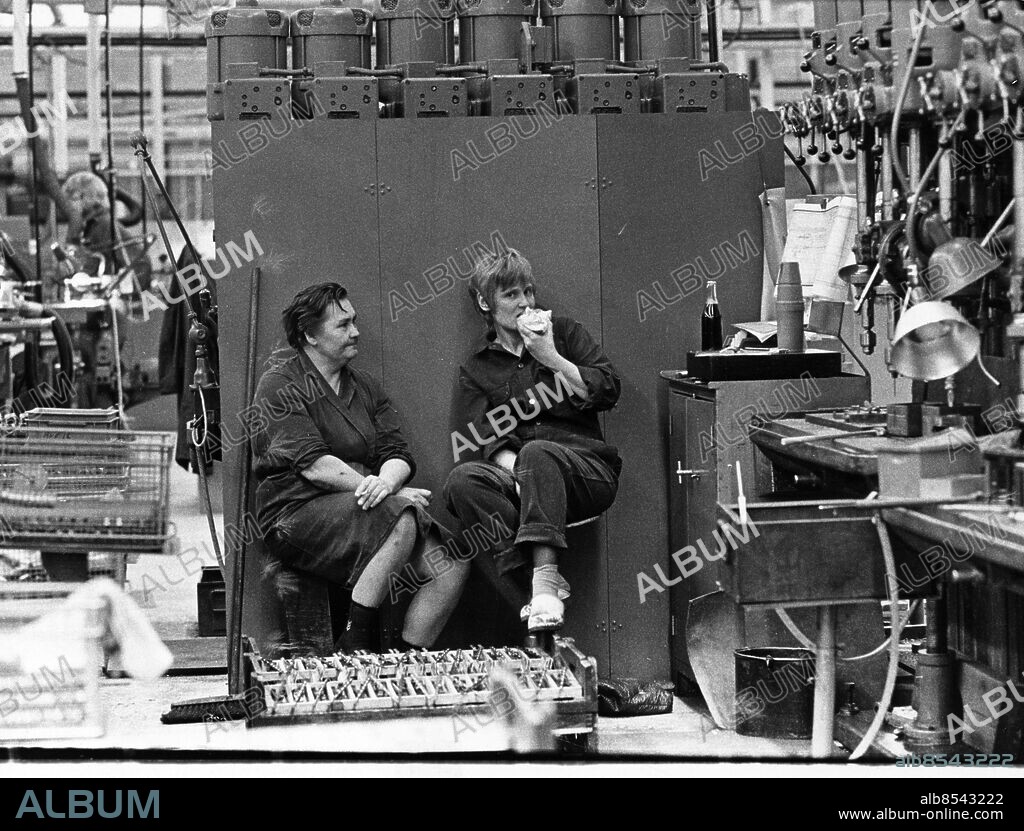 ARKIV 1971 - Maj Jonsson och Solveig Sandberg tar fikarast på statliga gevärsfaktoriet i Eskilstuna. Bilden publicerad i boken Sjuttiotal av Jan Lundgren. Foto: Sven Erik Sjöberg Kod: 53 . COPYRIGHT SCANPIX SWEDEN.