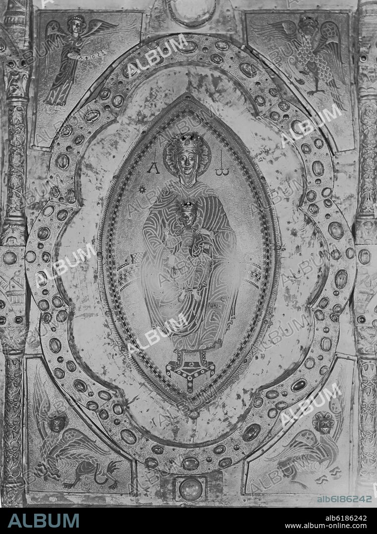 MANDORLA CON LA VIRGEN Y EL NIÑO - RETABLO DE SAN MIGUEL IN EXCELSIS - SIGLO XII - ROMANICO NAVARRO - FOTOGRAFIA EN BLANCO Y NEGRO - AÑOS.